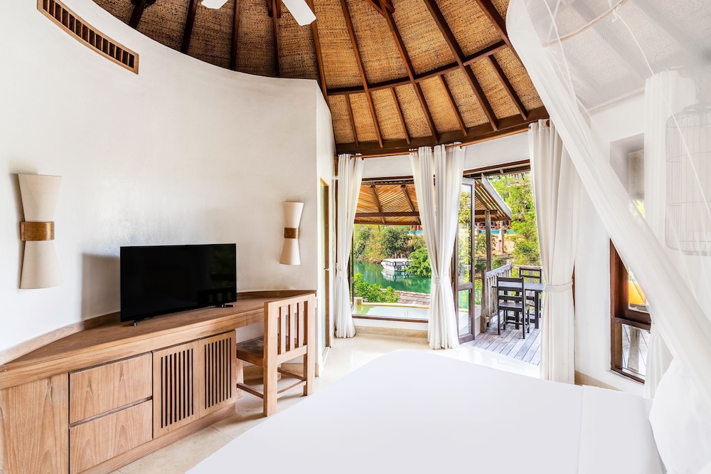 AANA Villa with Plunge Pool River View - Photo 1