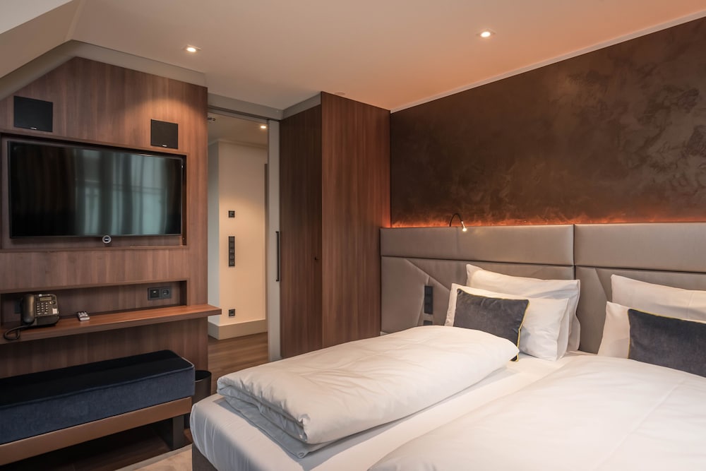 Suite, 1 King Bed, Non Smoking photo 2