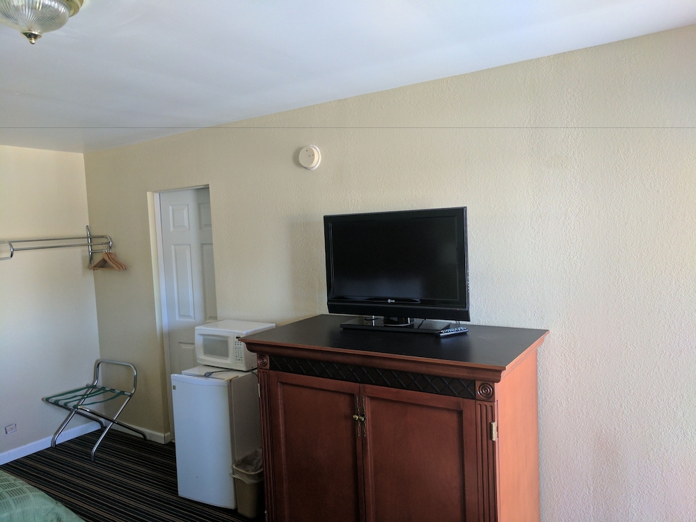 Standard Room, 2 Queen Beds, Non Smoking photo 3