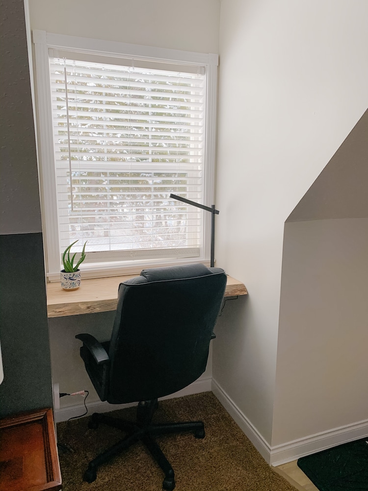 Deluxe Studio Suite, 1 King Bed, Garden View photo 2