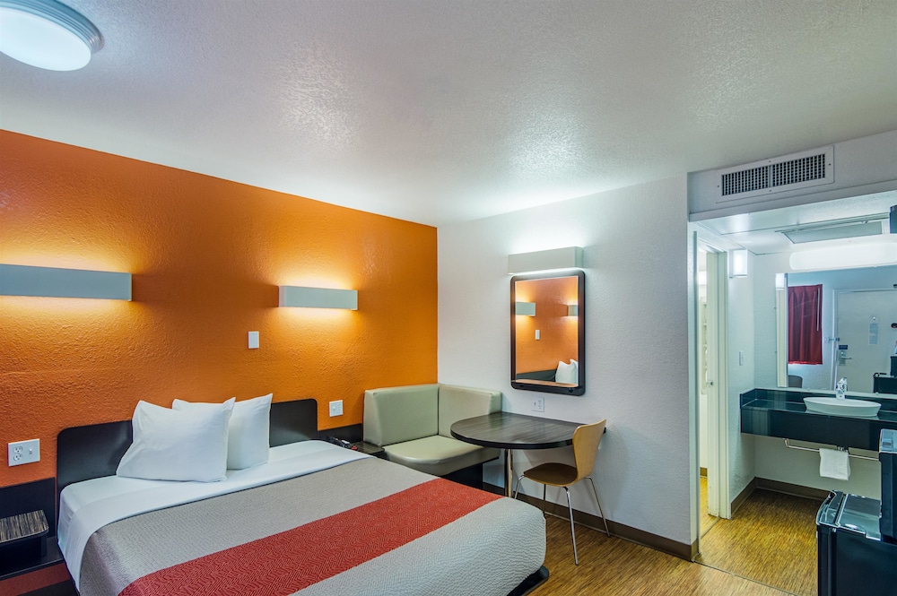 Standard Room, 1 Queen Bed, Smoking photo 2