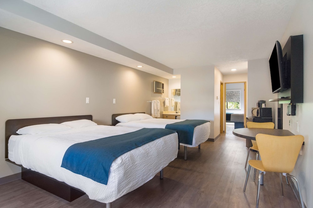 Deluxe Room, 2 Queen Beds, Non Smoking, Refrigerator & Microwave
