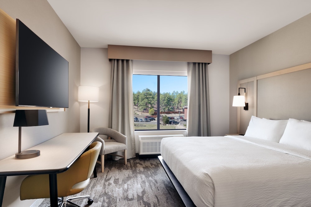 Basic Room, 1 King Bed - Photo 1