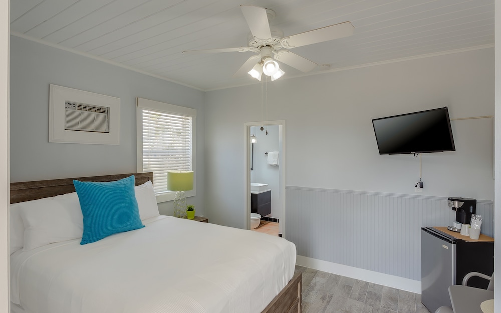 Junior Room, 1 Queen Bed (Room 8)