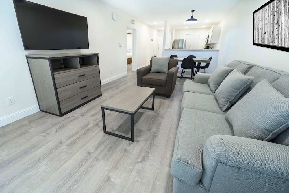 Suite, 2 Bedrooms - Photo 1