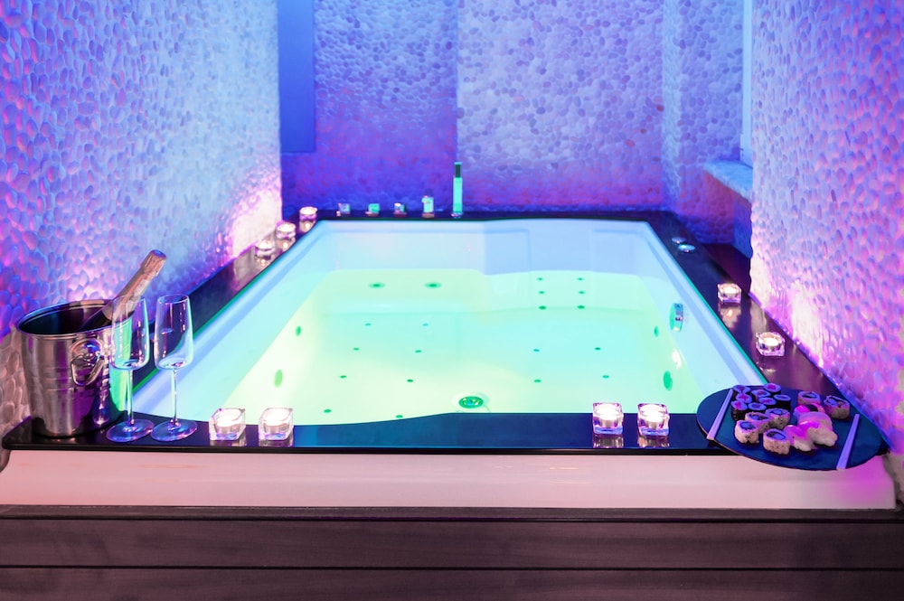 Superior Suite, Jetted Tub