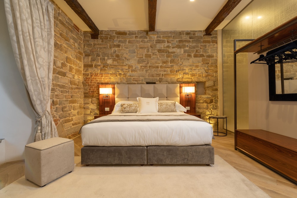 Junior Suite, City View (Gemma)