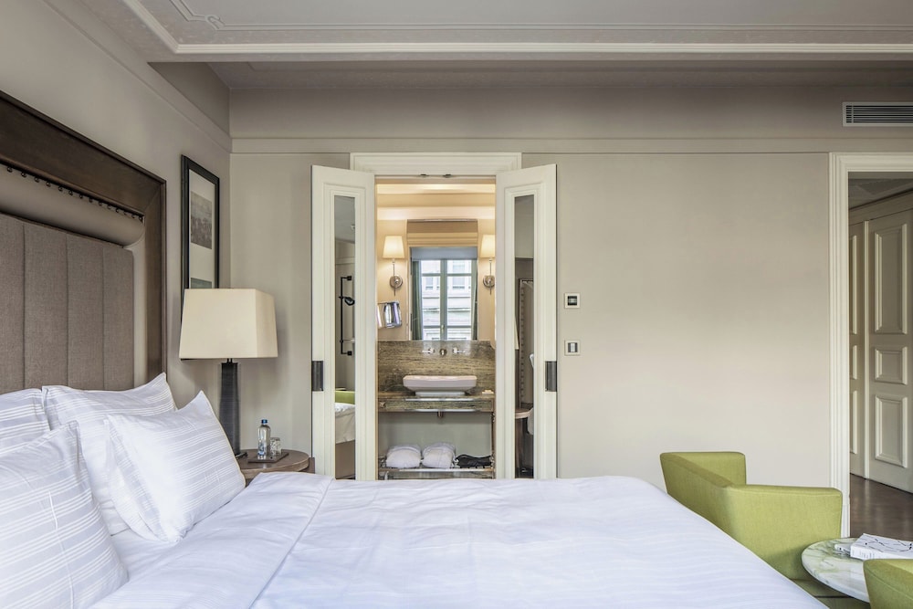 Deluxe Room, 1 King Bed, City View