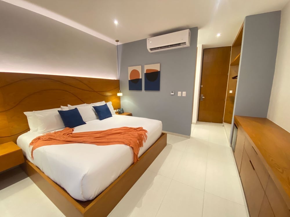 Standard Room, 1 King Bed, Non Smoking, Partial Ocean View