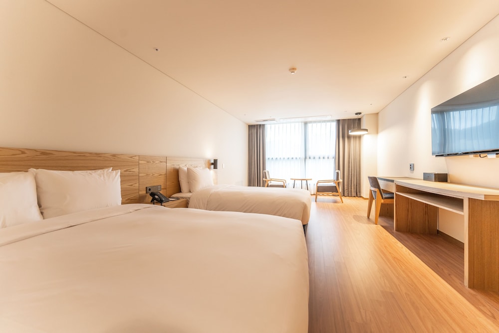 Premium Twin Room - Photo 1