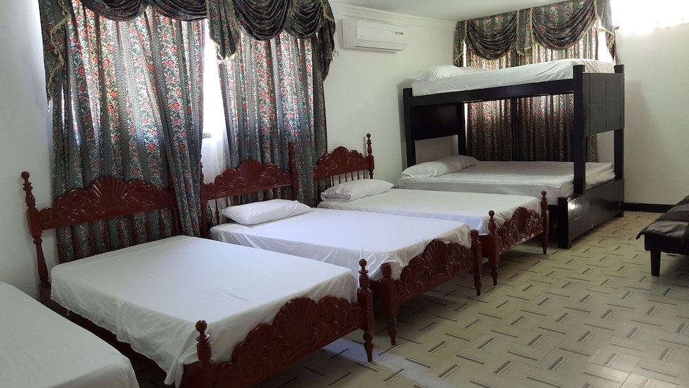 Family Room, Multiple Beds, Non Smoking, City View photo 2