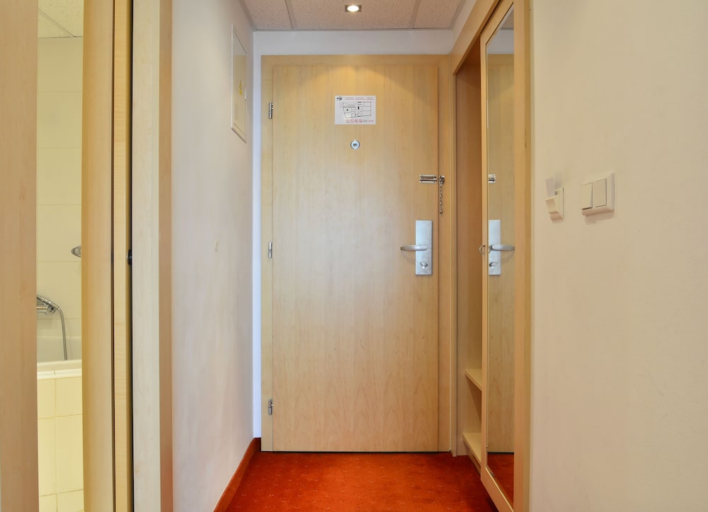 Standard Double or Twin Room - Photo 7