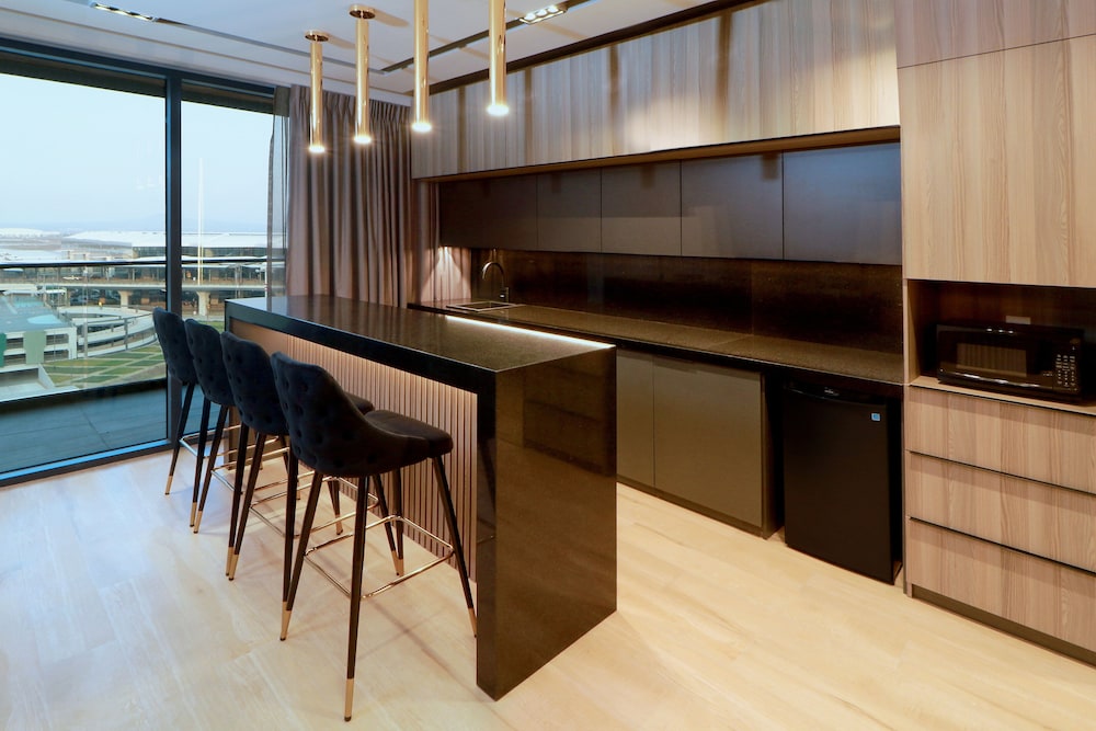 Suite, 1 Bedroom (Living Dining Meeting) - Photo 2