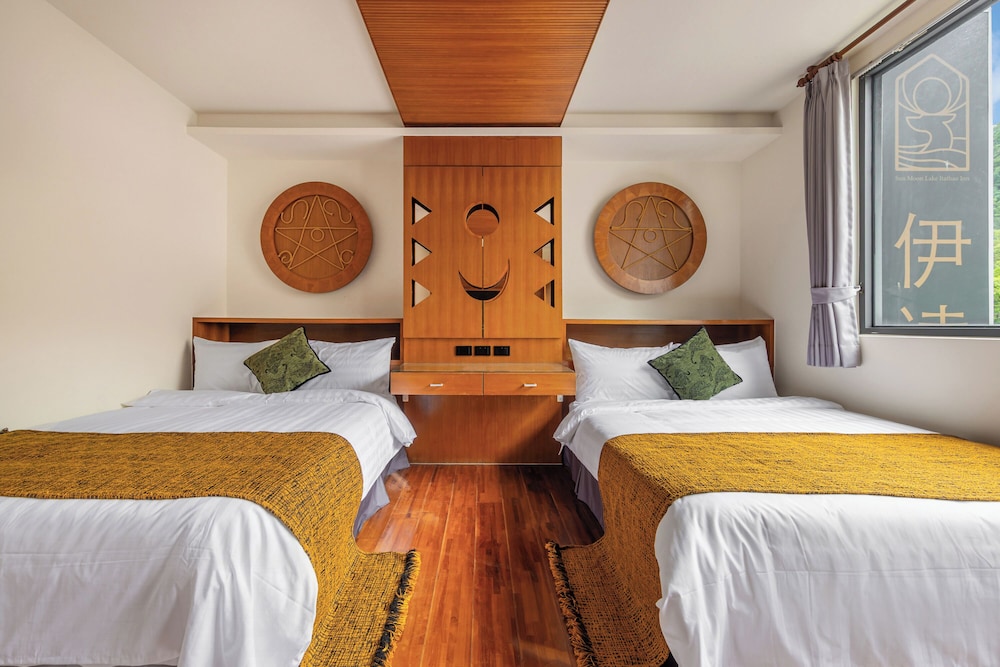 Quadruple room with bathtub photo 2