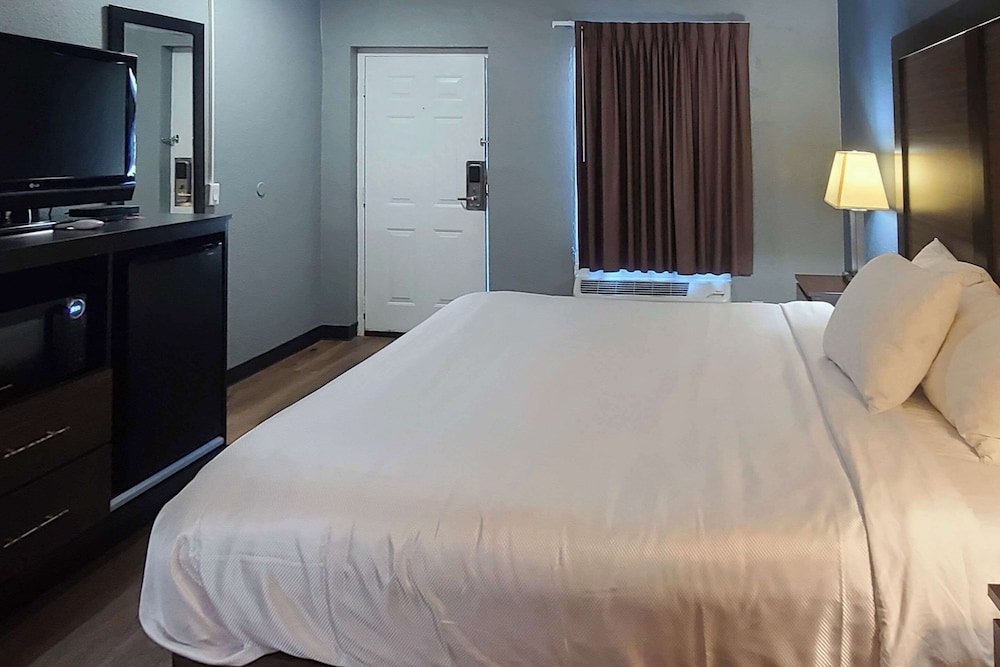 Room, 1 King Bed, Accessible, Non Smoking - Photo 3
