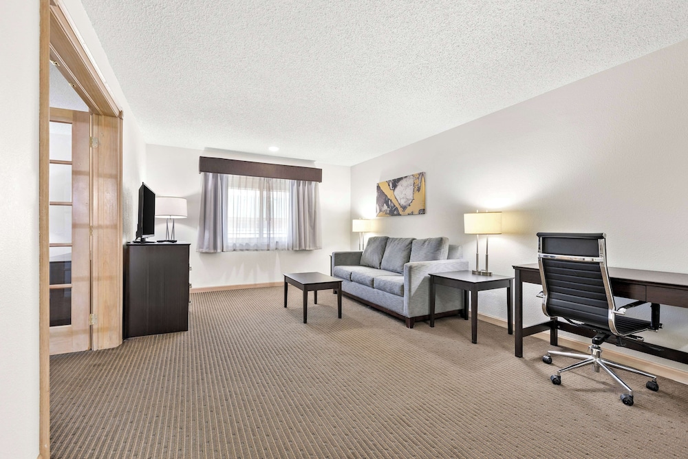 Suite, 1 King Bed, Non Smoking (with Sofabed) - Photo 9