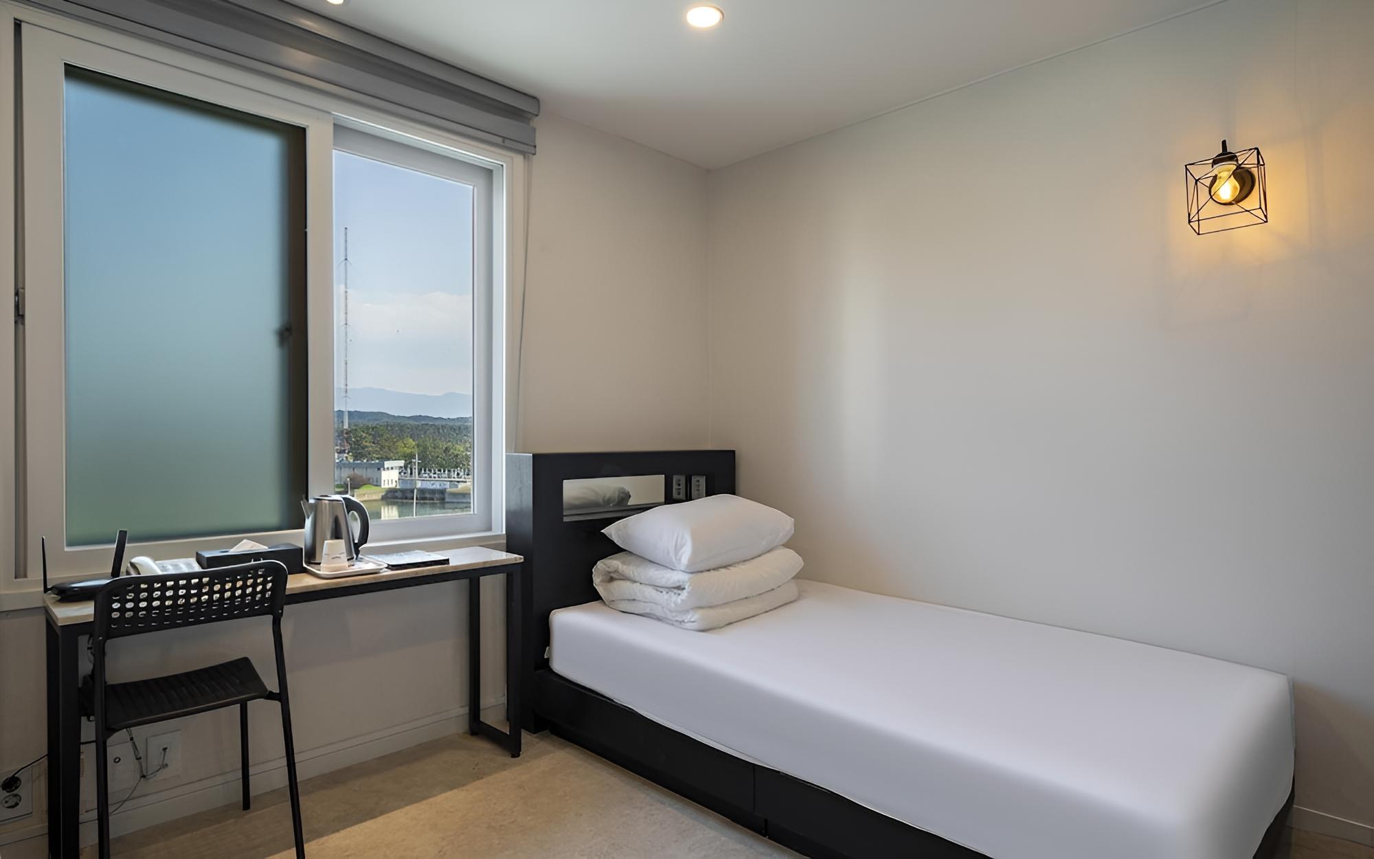 Room (Standard Twin) - Photo 5