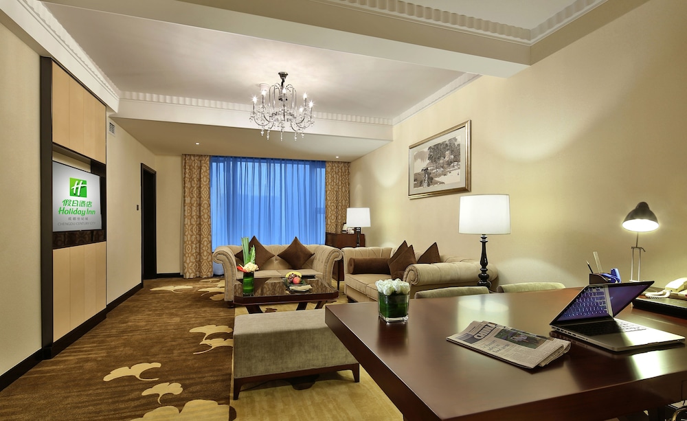 Suite - Photo 1