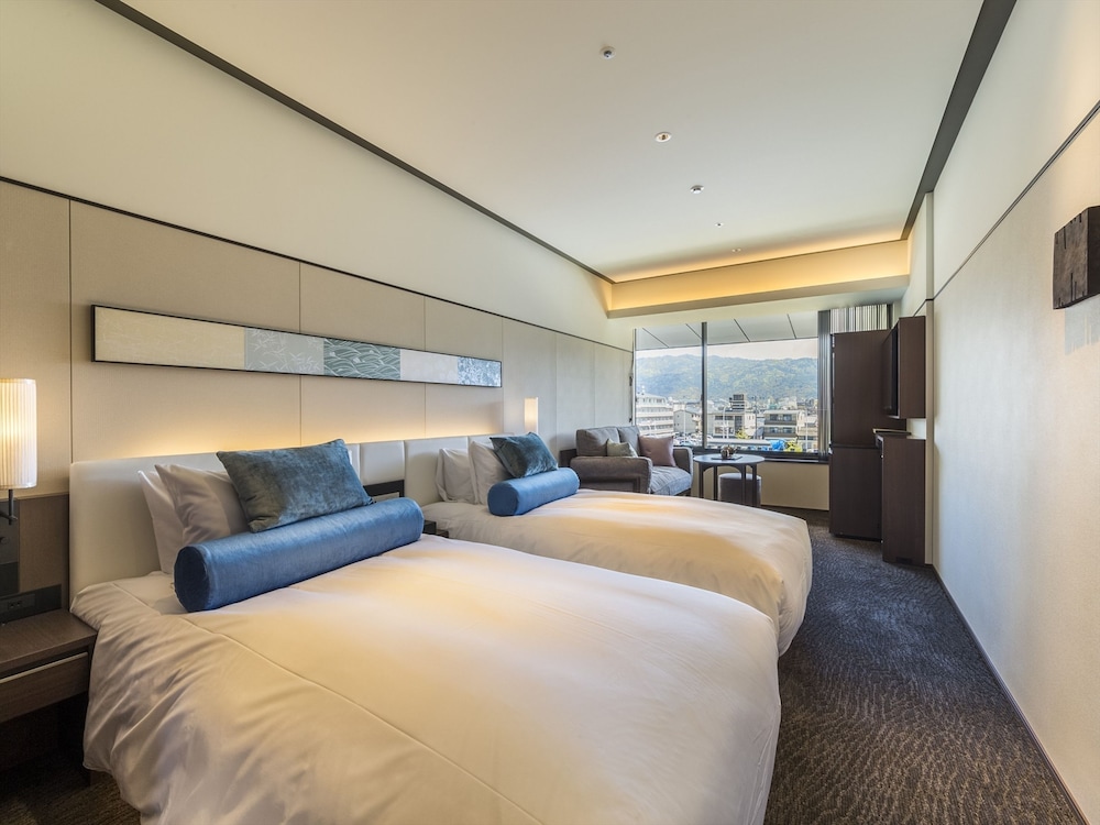Kamogawa Twin Room with River View, Non Smoking photo 1