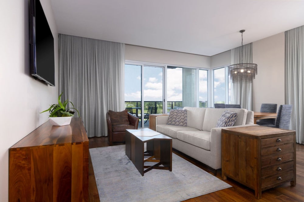 Suite, 1 King Bed, Lake View (Balcony)