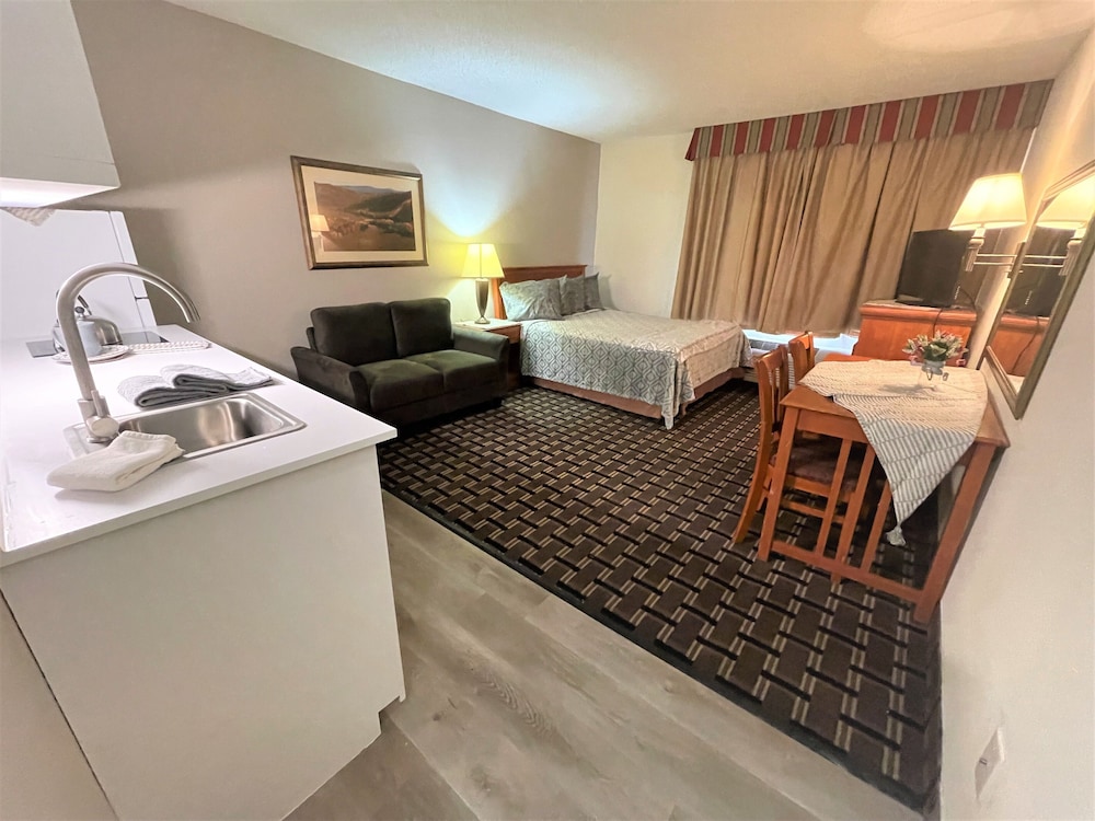 Standard Studio Suite, 1 Queen Bed, Non Smoking, Kitchenette photo 1