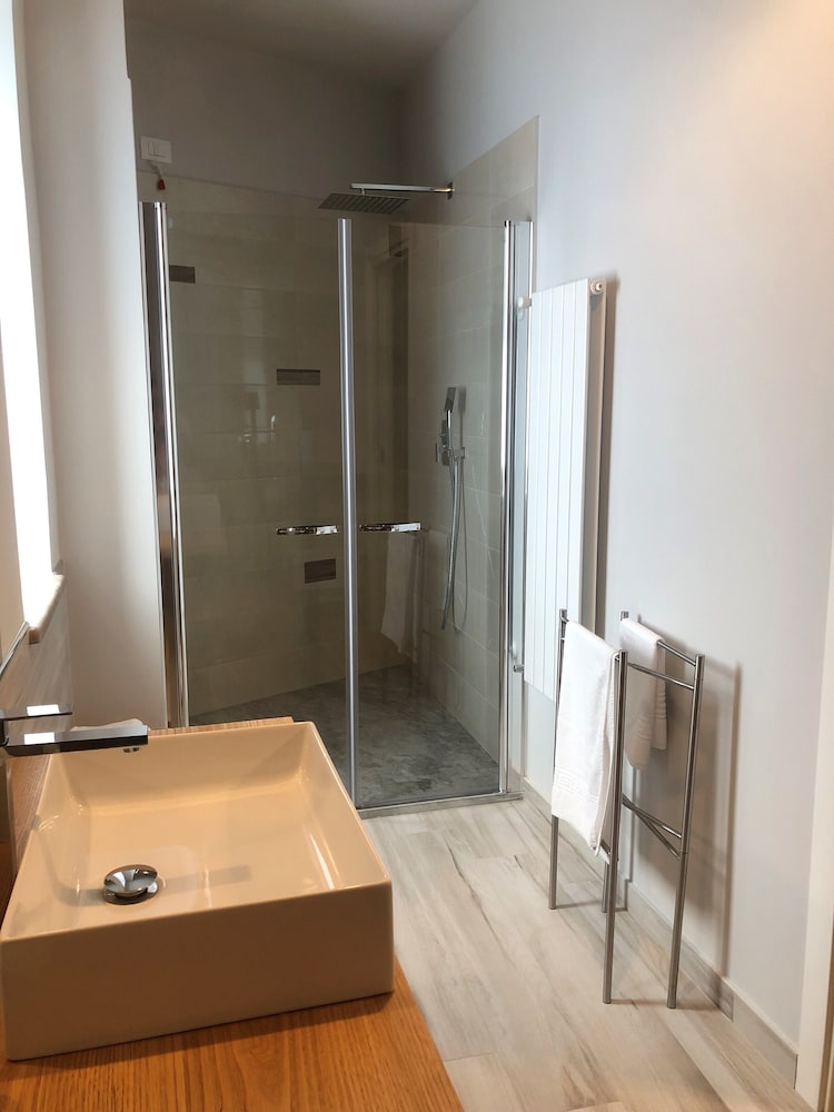 Deluxe Room - Photo 10