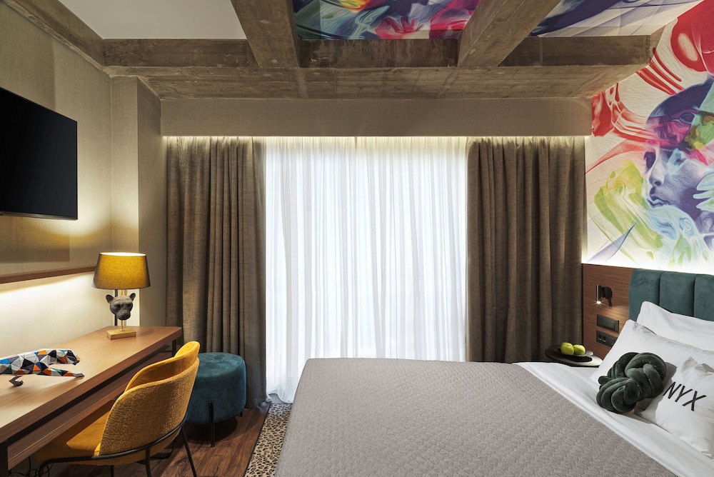 Deluxe Room with Business Lounge Access