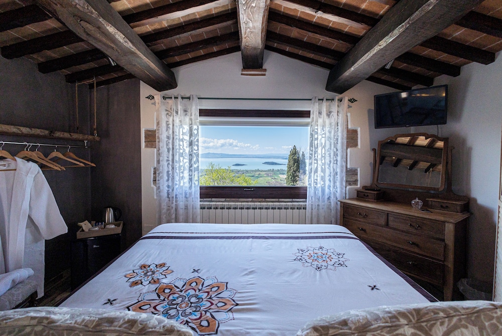 Room, 1 Queen Bed, Lake View photo 1