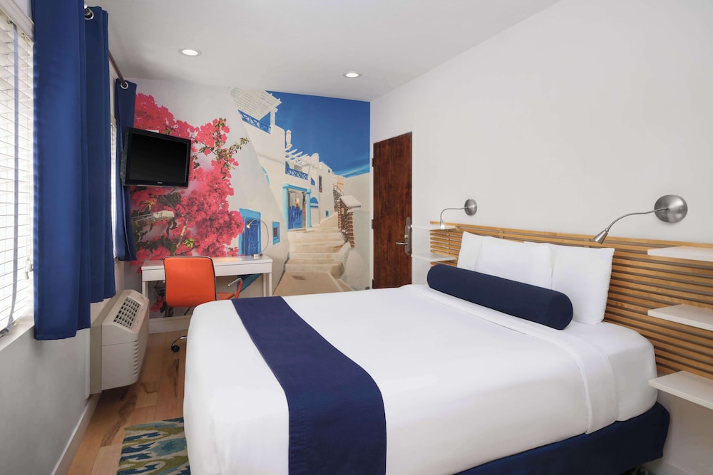 Standard Room, 1 Queen Bed, Non Smoking, Refrigerator & Microwave - Photo 3