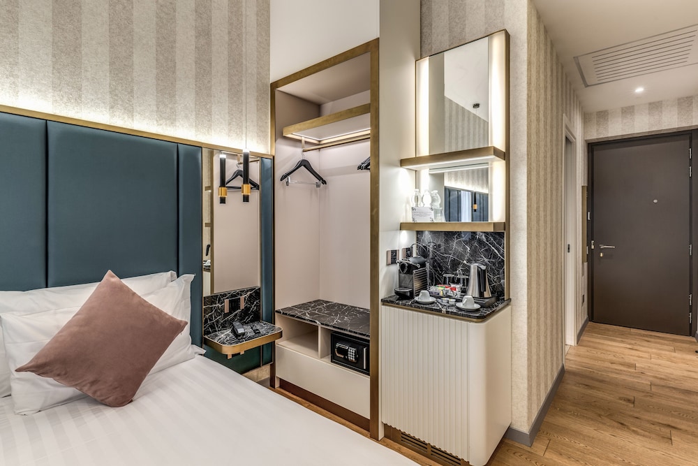 Deluxe Double or Twin Room thumbnail 5