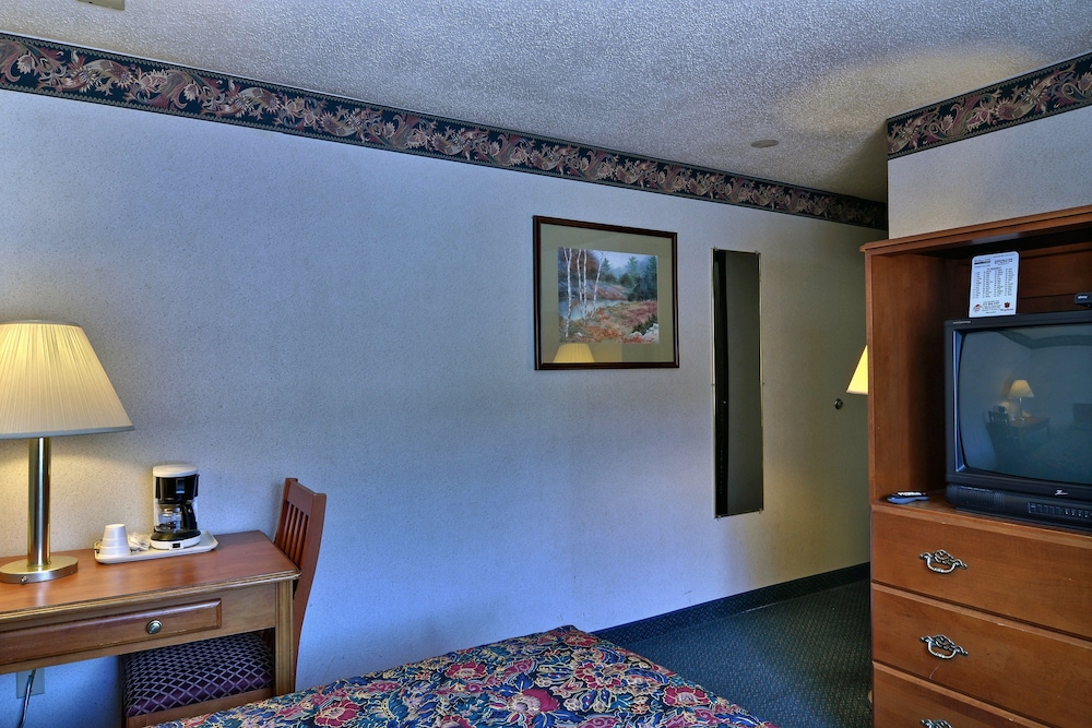 Standard Room, 1 Queen Bed, Non Smoking - Photo 3