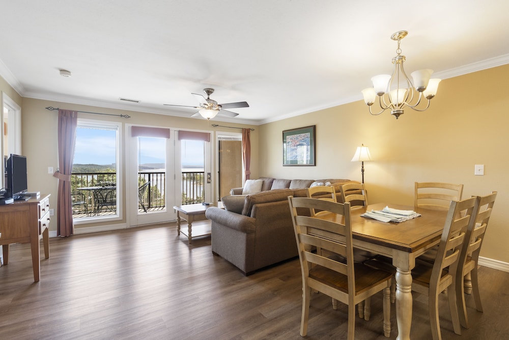 Deluxe Condo, 2 Bedrooms, Lake View photo 1