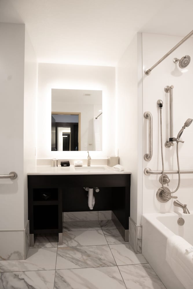 Deluxe Room, 1 King Bed, Accessible