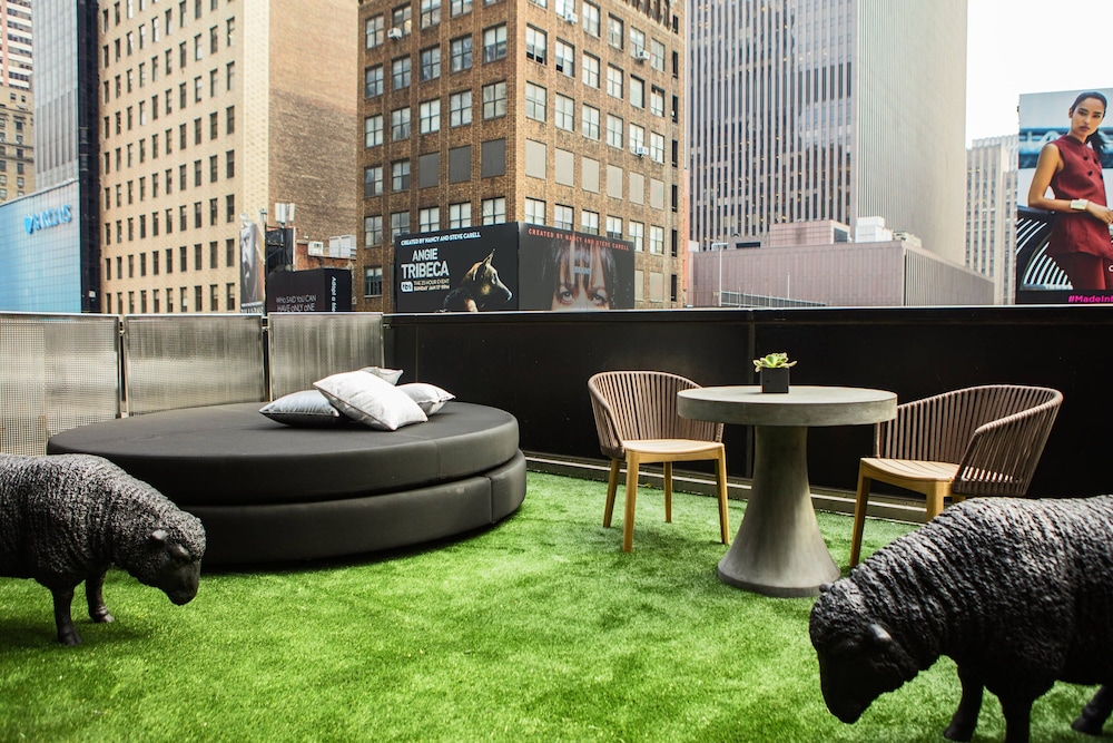 Room, 1 King Bed, Terrace thumbnail 6