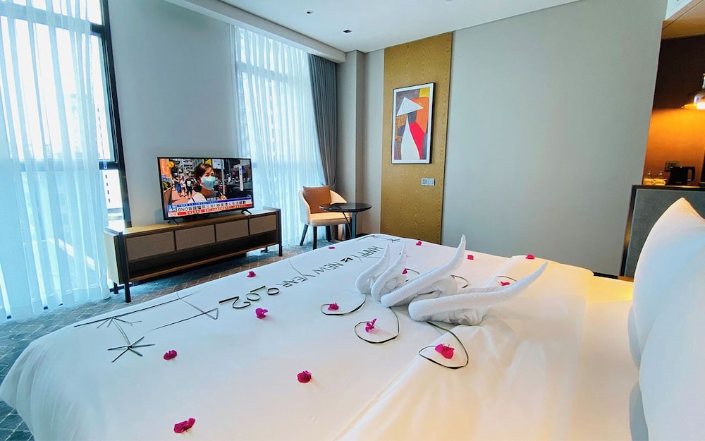 Deluxe Double Room, 1 King Bed, City View - Photo 1