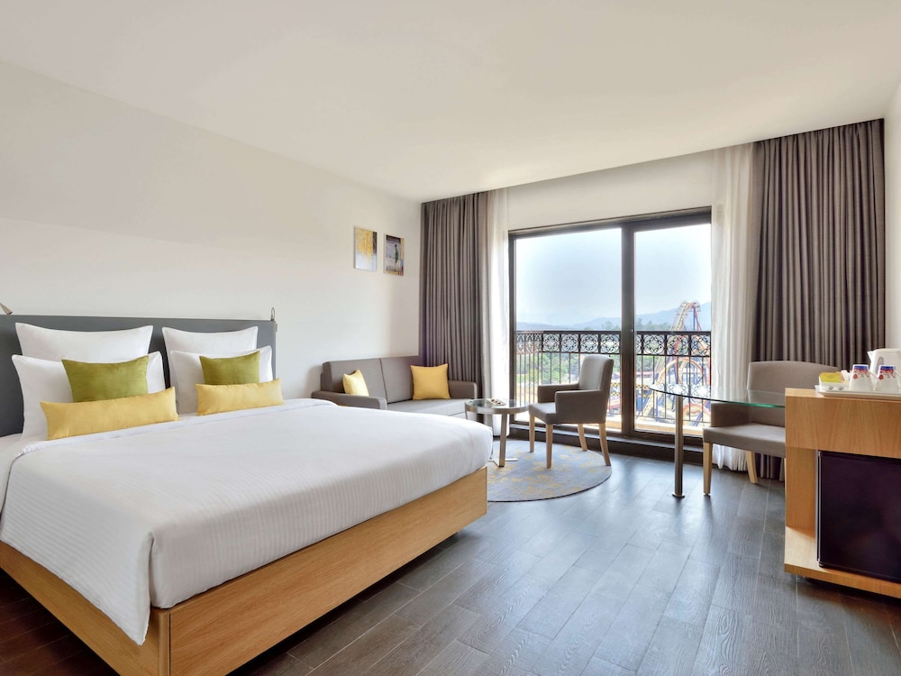 Deluxe Room, 1 King Bed with Sofa bed