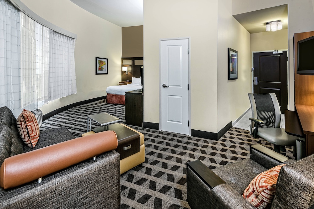 Suite, 1 King Bed with Sofa bed, City View, Corner photo 3