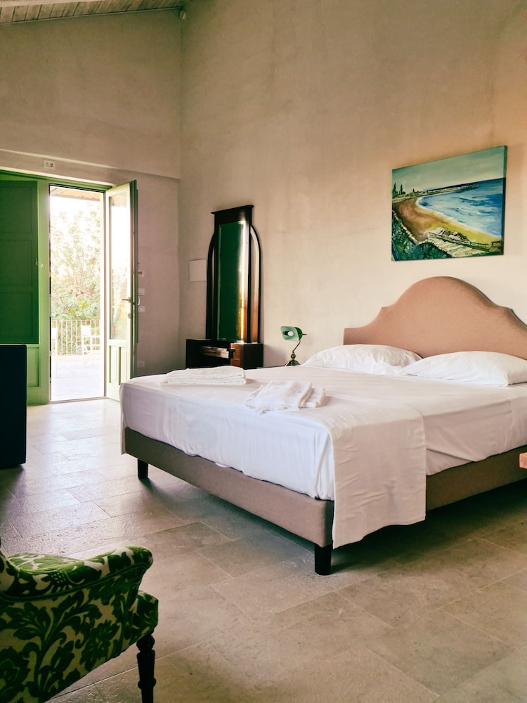 Suite - Photo 1