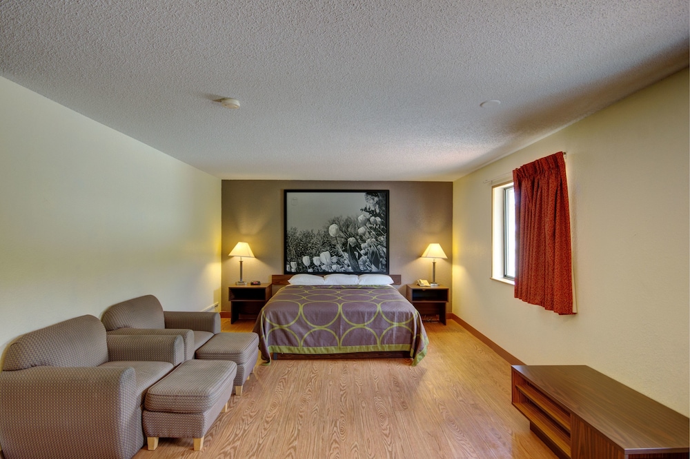 Suite, 1 King Bed, Refrigerator - Photo 2