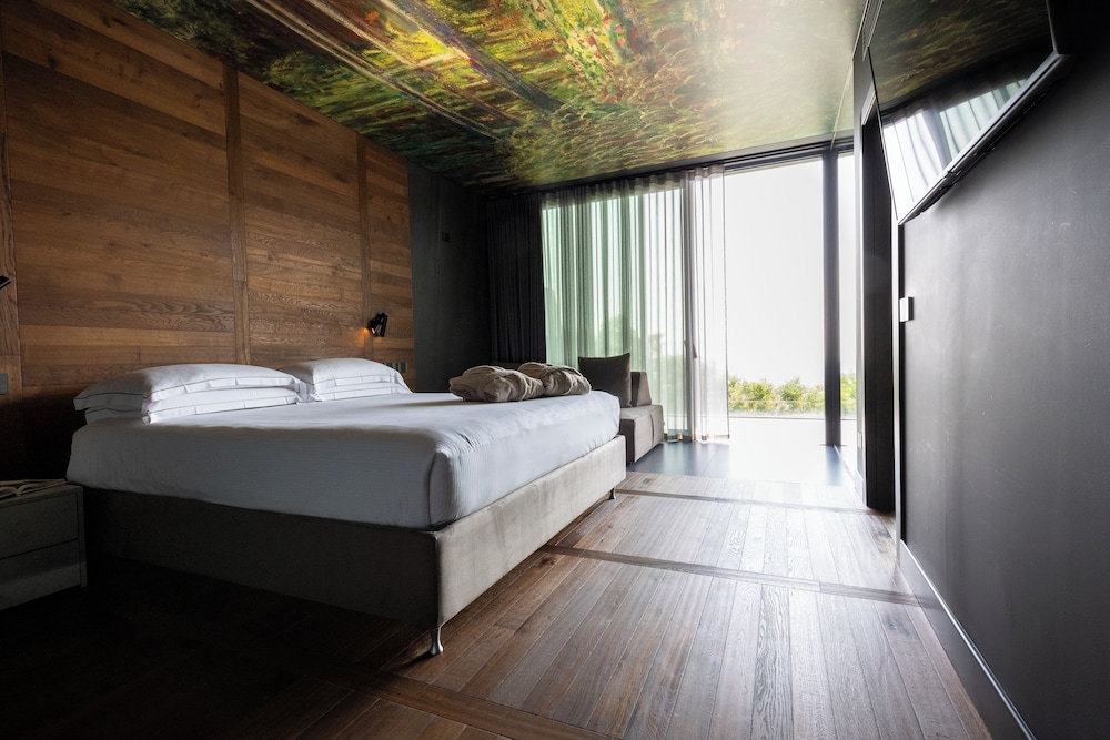 JUNIOR SUITE VERTICAL SHOWER WITH SPA ACCESS photo 1