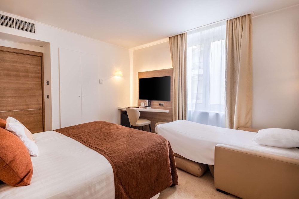 Junior Suite, 1 Queen Bed, Non Smoking, Mountain View (with Single Sofabed)