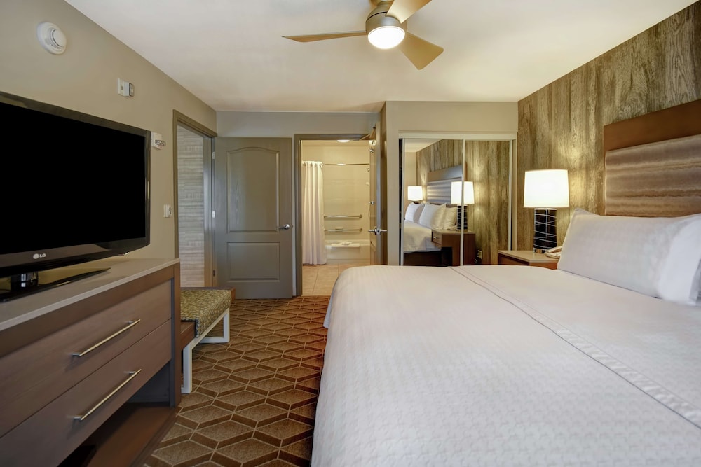 Suite, 1 King Bed, Accessible, Bathtub (Mobility & Hearing) photo 2