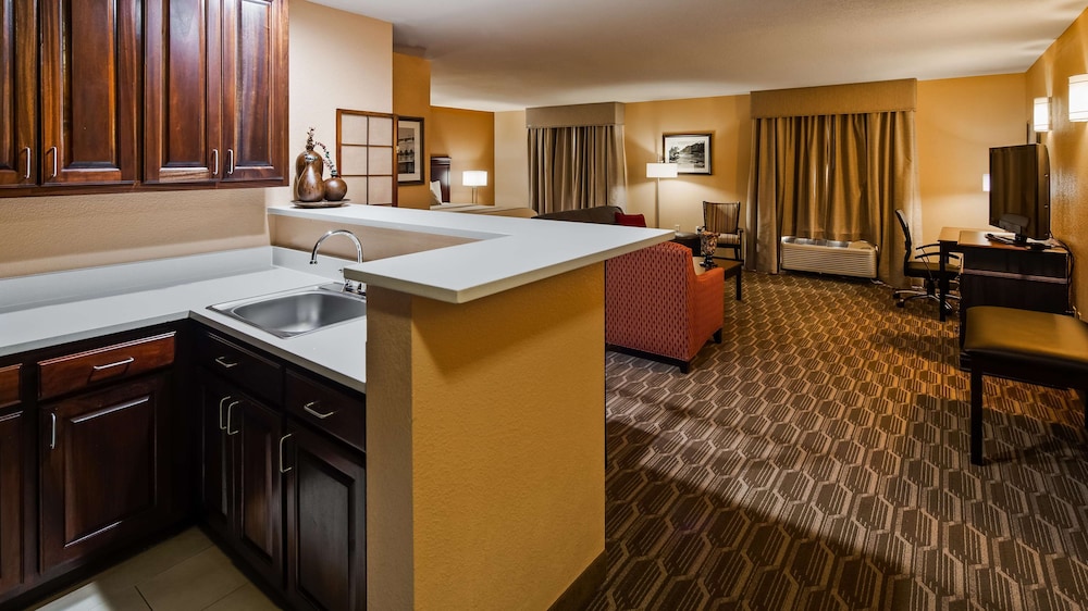 Presidential Suite, 1 King Bed, Non Smoking, Refrigerator & Microwave - Photo 1