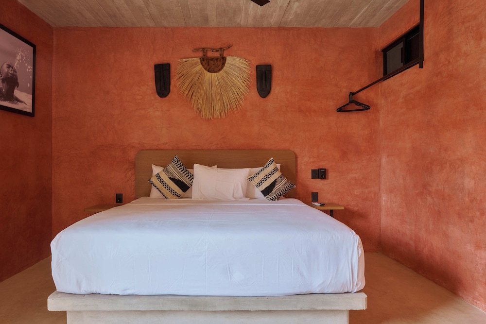 Standard Suite, 1 King Bed photo 2