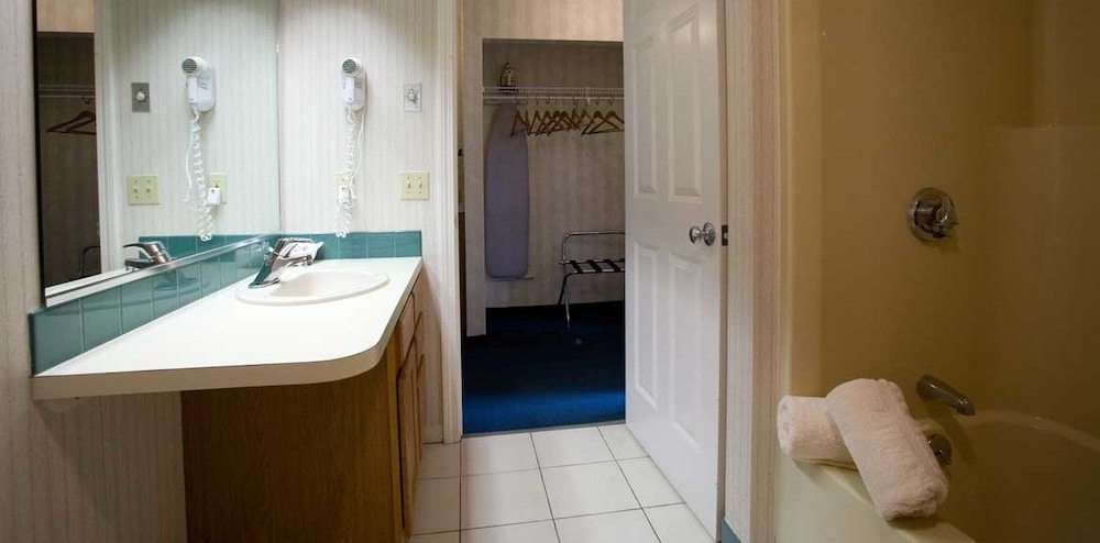 Deluxe Room, 2 Queen Beds - Photo 3