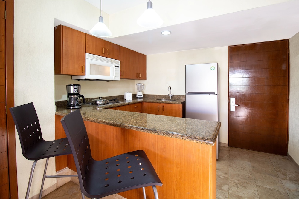 Two Bedroom Family Suite Pool View - Photo 7