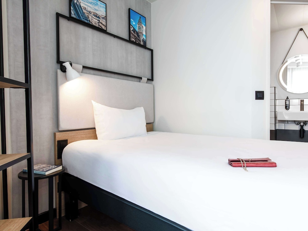 Triple Room (1 Double Bed and 1 Single Sofa Bed) thumbnail 5