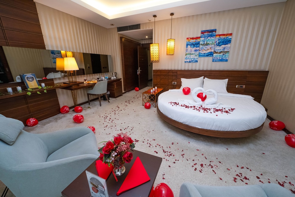 Deluxe Room thumbnail 6