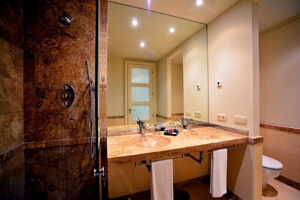 Apartment, 3 Bedrooms, 2 Bathrooms (3 Adults + 1 Child) photo 2