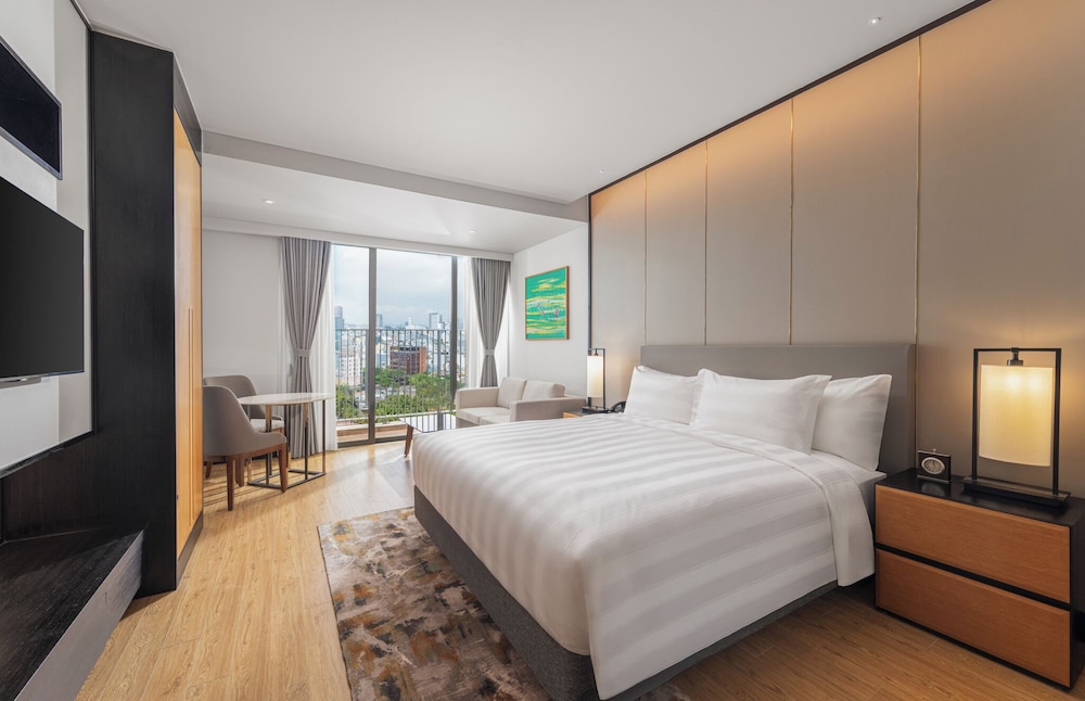 Deluxe Studio, 1 King Bed, Balcony, City View